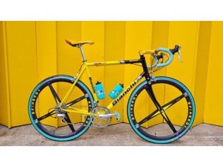 Weiße Vintage-Rennräder von Marco Pantani zum 25-jährigen Jubiläum Dura Ace Rev X-Rädern